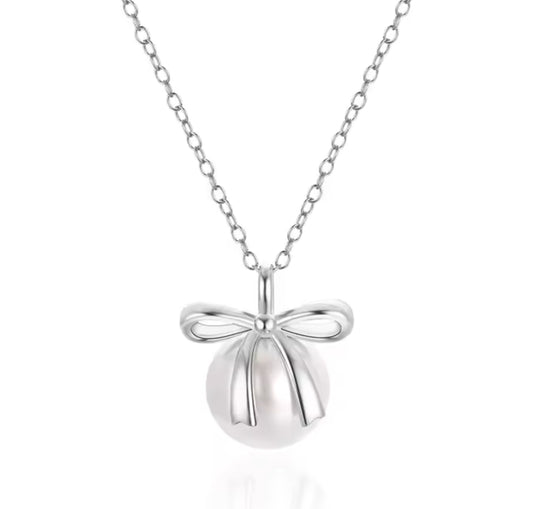 Lara Pearl Bow Necklace